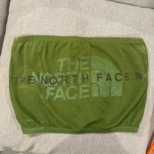 The north face reworked 90s inspired crop top. Looks cute with baggy sweatpants